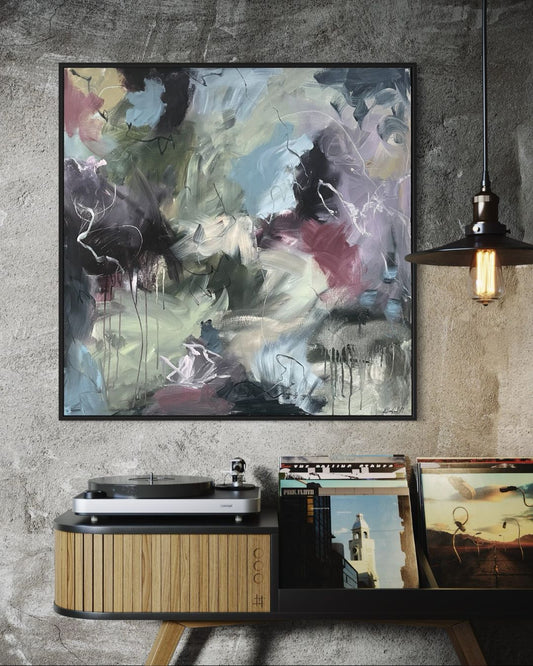 Stort abstrakt maleri som oser av liv og bevegelse. Nydelige farger i lilla og grønnlige toner. 